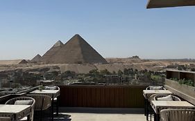 Crowne Pyramids View Inn
